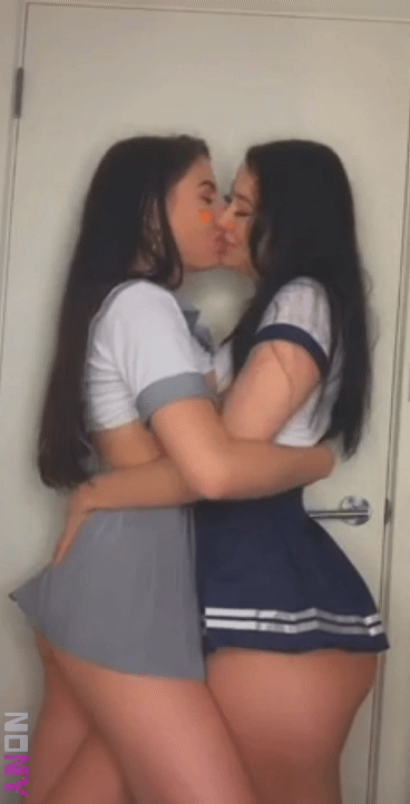 Jade Jiggle Pisses Lola Latex Pussy